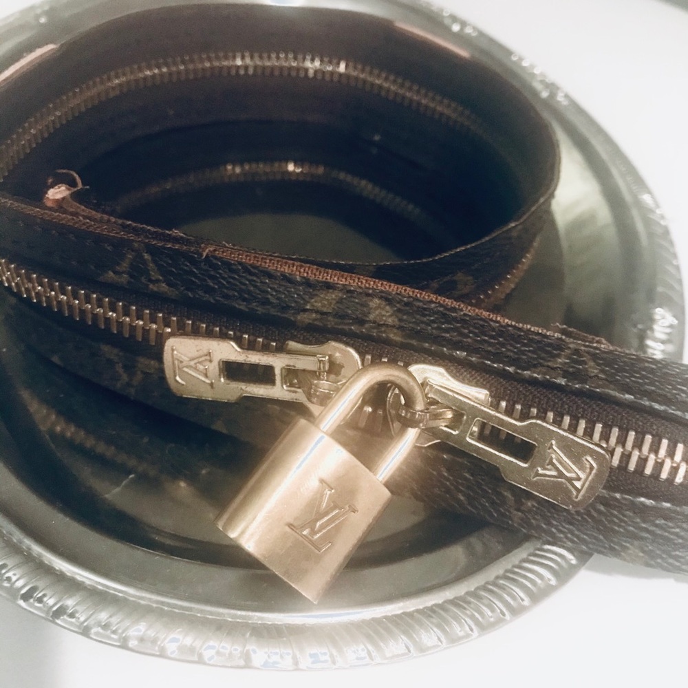 Authentic Louis Vuitton two-way zipper with lock.
